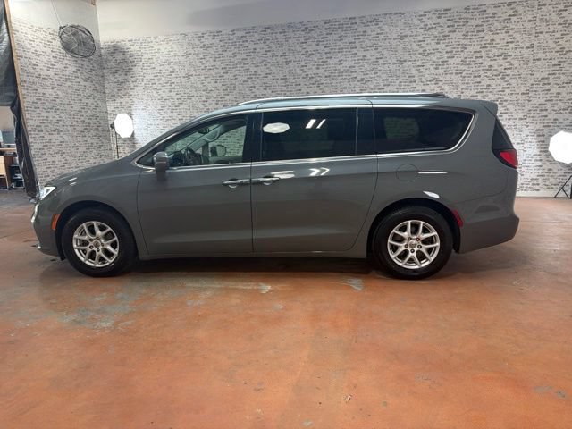 Used 2021 Chrysler Pacifica Touring-L FWD image 4