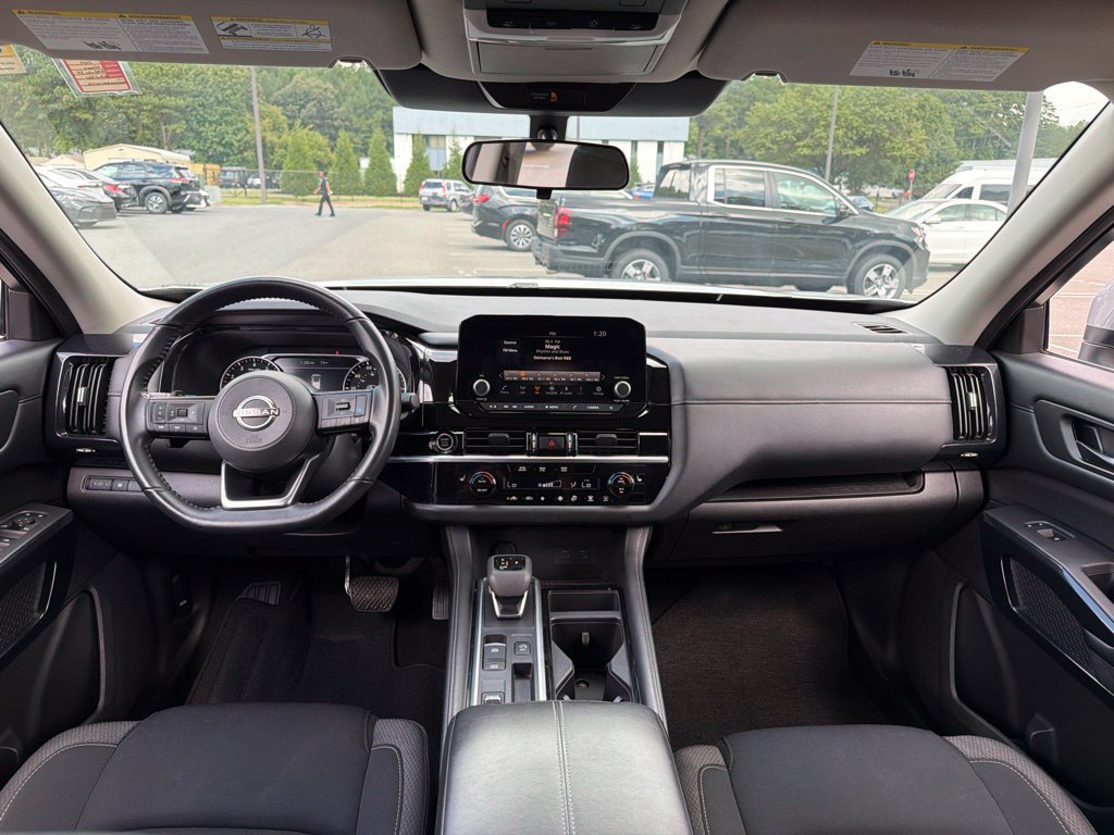 Used 2024 Nissan Pathfinder SV FWD image 8