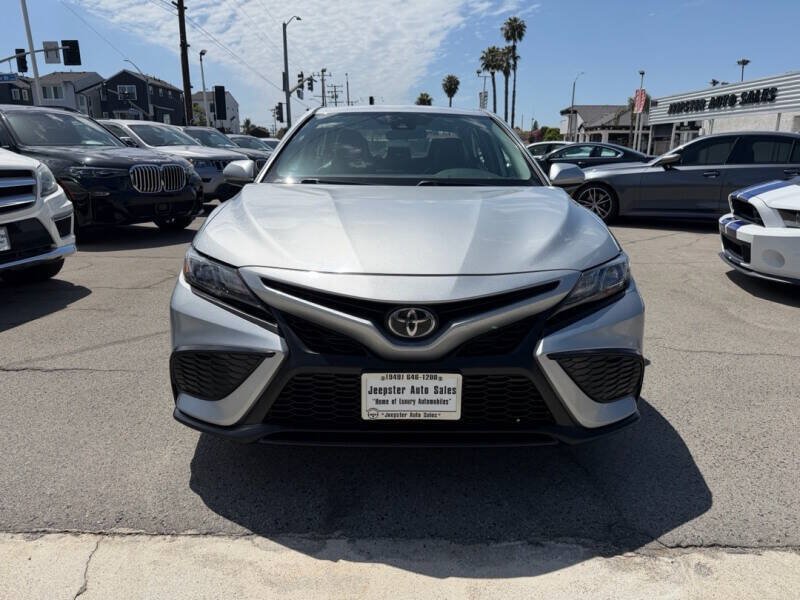 Used 2021 Toyota Camry SE FWD image 3