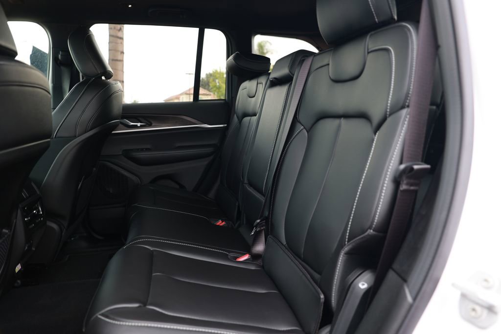 New 2025 Jeep Grand Cherokee Limited image 28