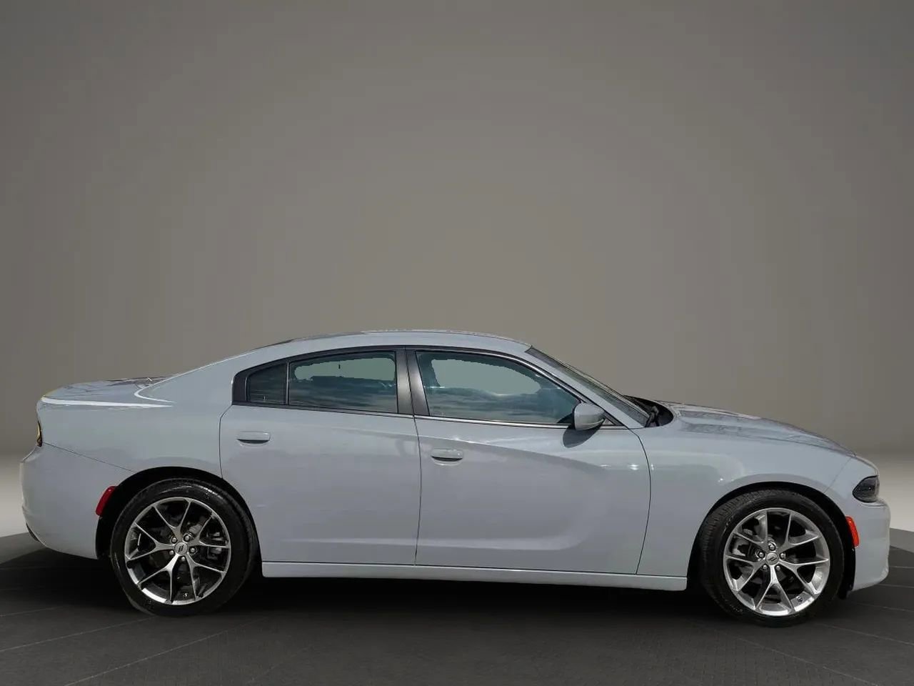 Used 2022 Dodge Charger SXT w/ Plus Group RWD image 8