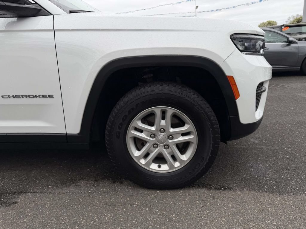 Used 2023 Jeep Grand Cherokee Laredo AWD/4WD image 12
