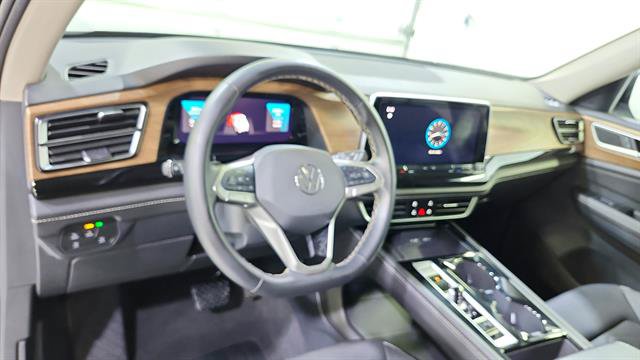 Used 2025 Volkswagen Atlas SE FWD image 19