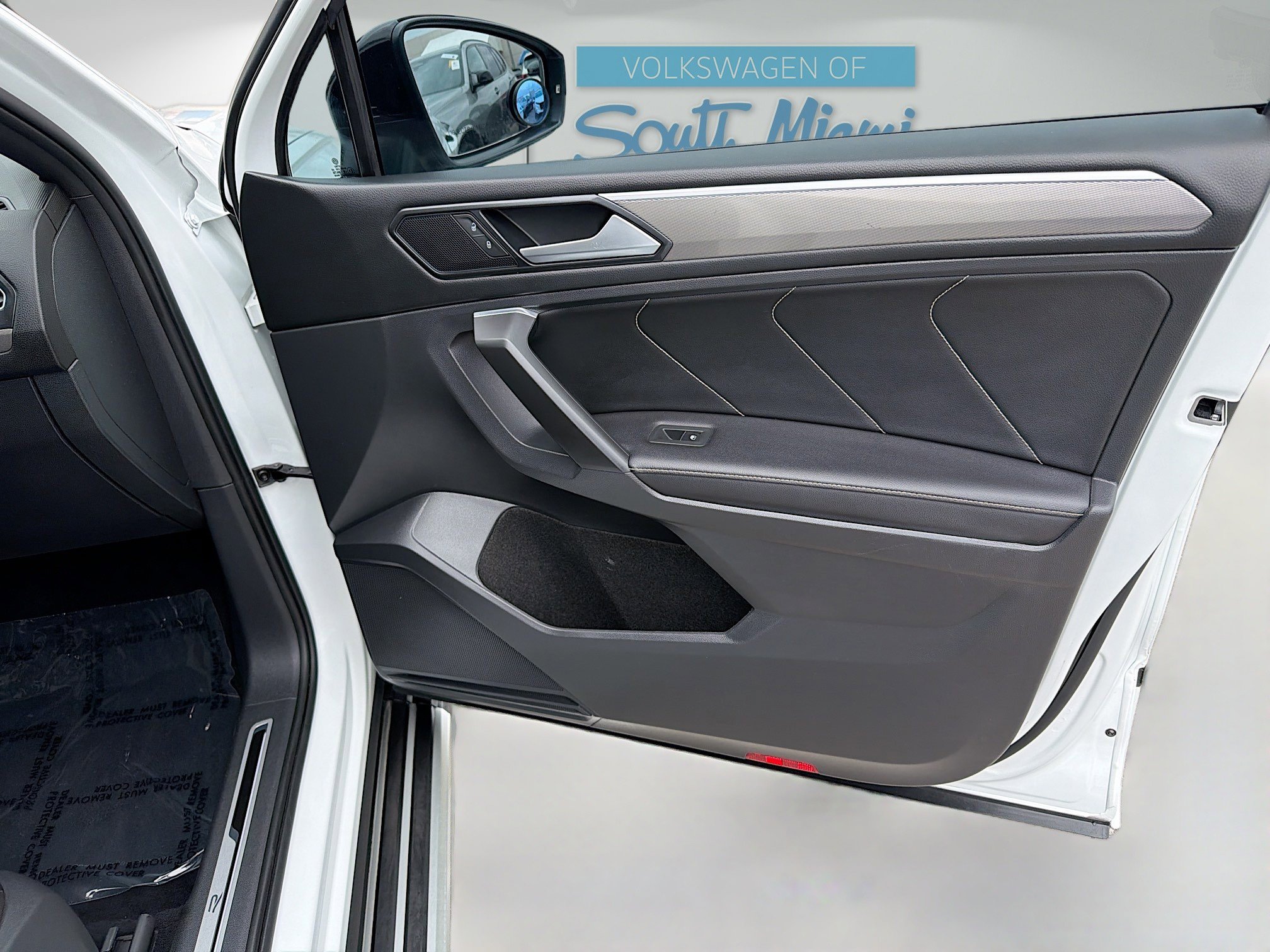 Used 2023 Volkswagen Tiguan SE R-Line image 34