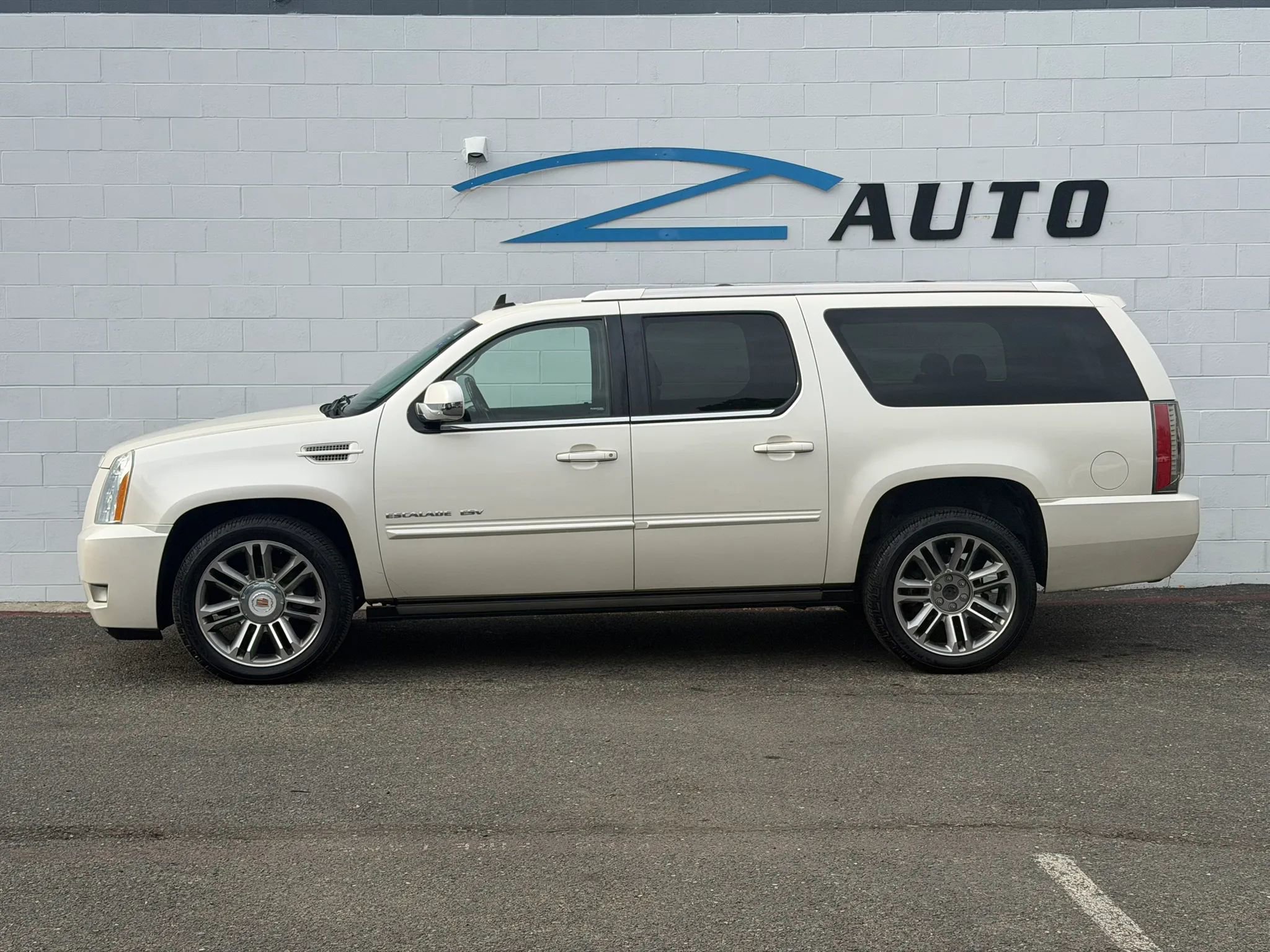 Used 2014 Cadillac Escalade ESV Premium AWD/4WD image 3