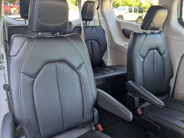 Used 2023 Chrysler Pacifica Touring-L FWD image 29