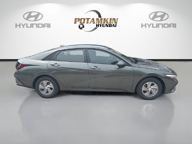 New 2026 Hyundai Elantra SE FWD image 4