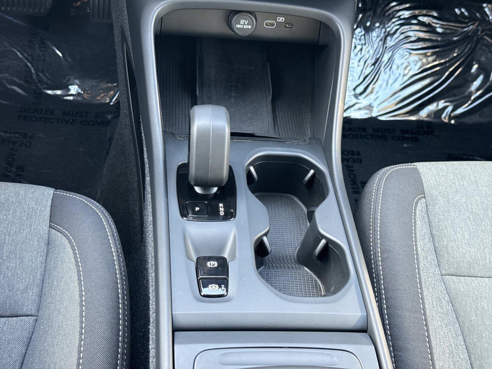 Used 2024 Volvo XC40 B5 Core image 7