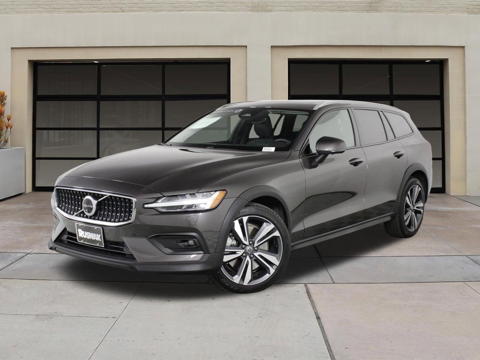 Certified 2025 Volvo V60 B5 Cross Country Plus image 3