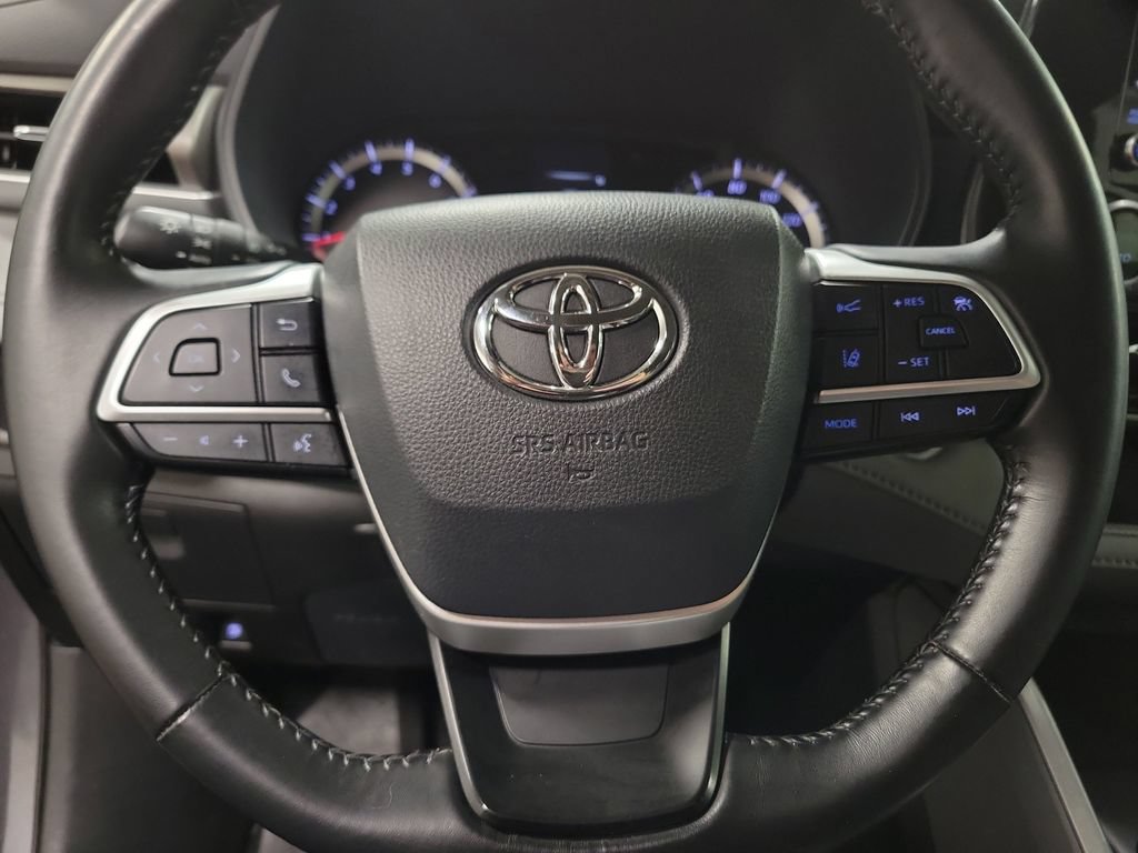 Used 2022 Toyota Highlander LE AWD/4WD image 18