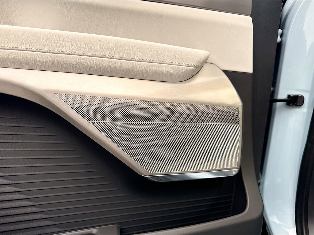 New 2026 Cadillac Vistiq Sport w/ LPO, Floor Liner Package image 19