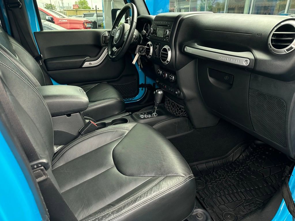 Used 2017 Jeep Wrangler Unlimited Sahara w/ Connectivity Group AWD/4WD image 15