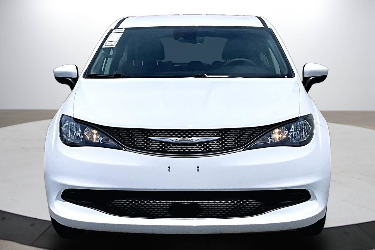Certified 2023 Chrysler Voyager LX FWD image 3
