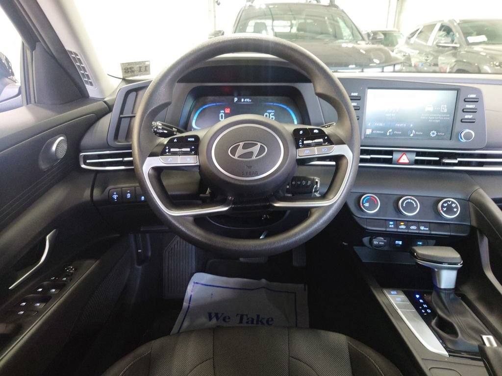Certified 2024 Hyundai Elantra SE FWD image 14