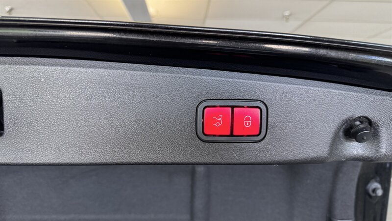 Used 2015 Mercedes-Benz E 350 4MATIC Sedan image 29