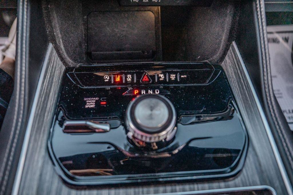 Used 2024 Jeep Wagoneer L Series II w/ Flexible Seating Group AWD/4WD image 33