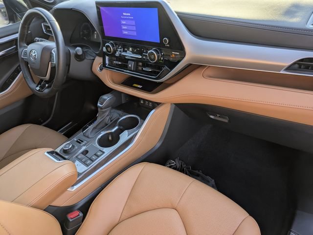 Certified 2025 Toyota Highlander Platinum AWD/4WD image 35