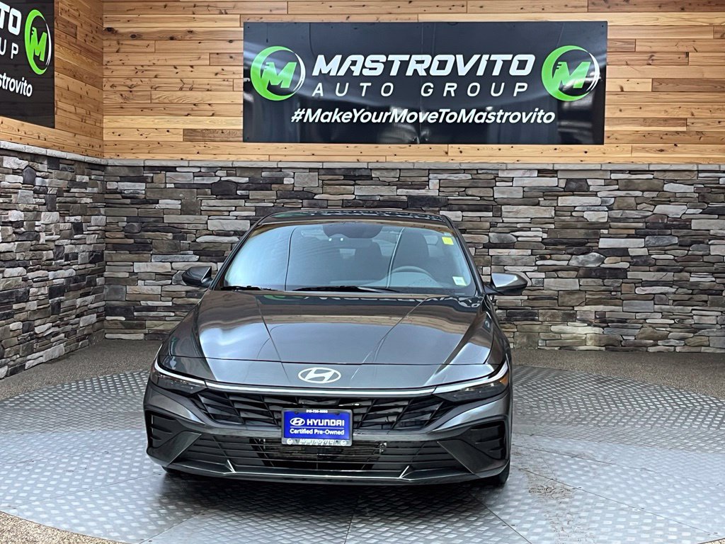 Used 2025 Hyundai Elantra Hybrid FWD image 4