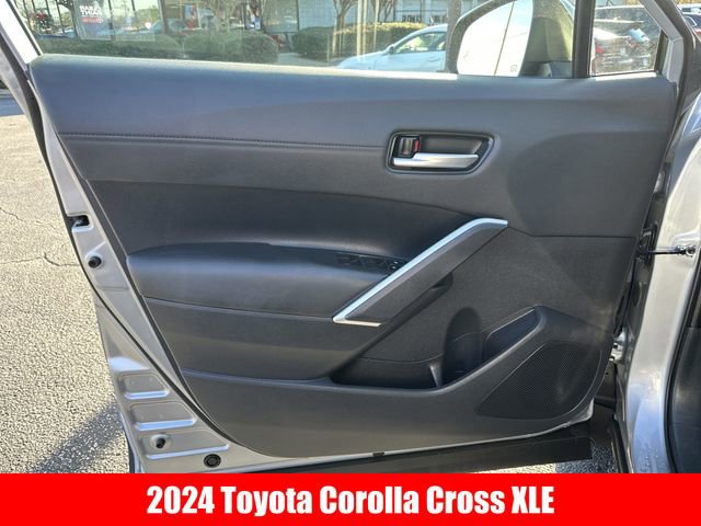 Used 2024 Toyota Corolla Cross XLE w/ Convenience Package image 4