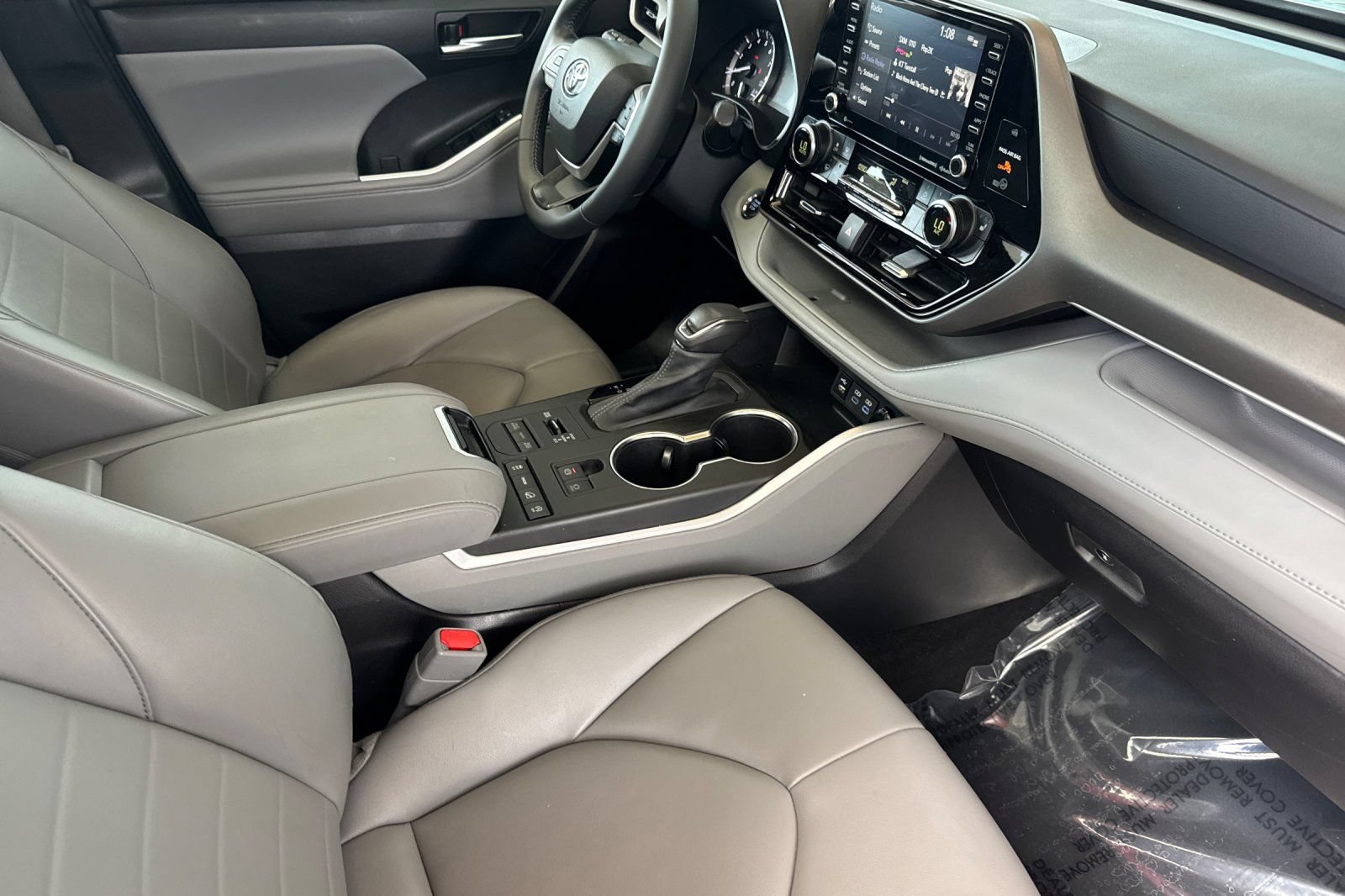 Used 2022 Toyota Highlander XLE AWD/4WD image 20