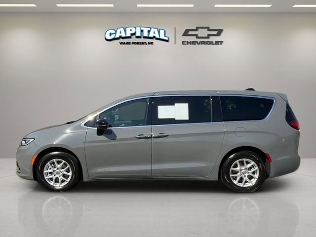 Used 2025 Chrysler Pacifica Select image 2