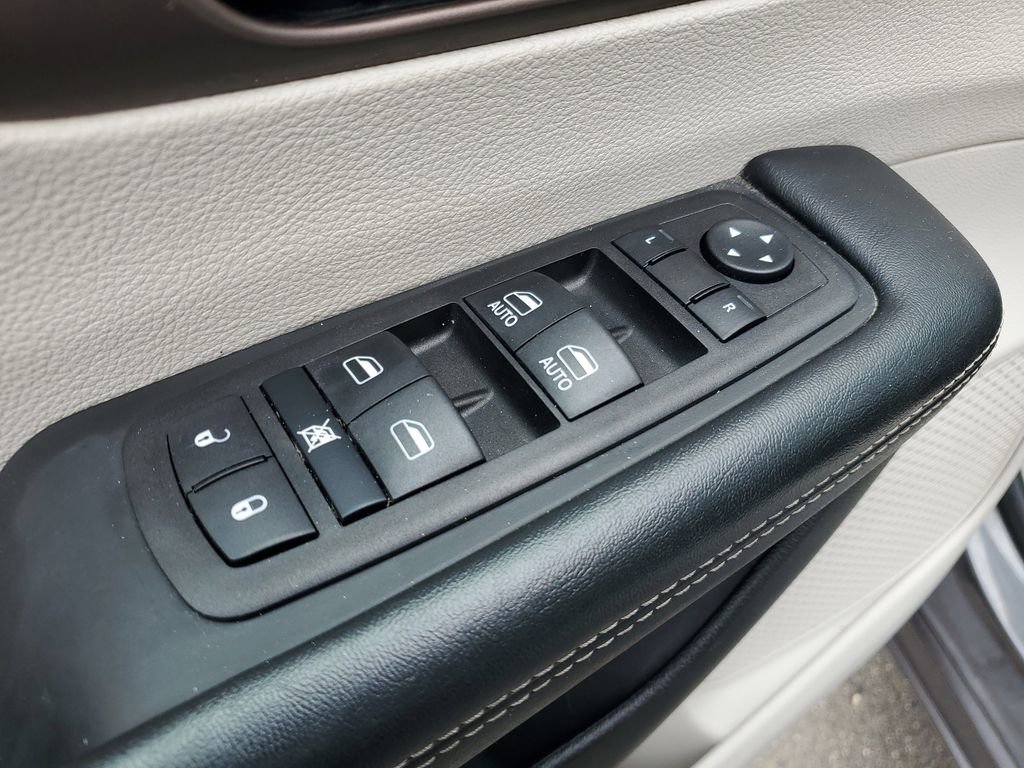 Used 2023 Chrysler Voyager LX image 24