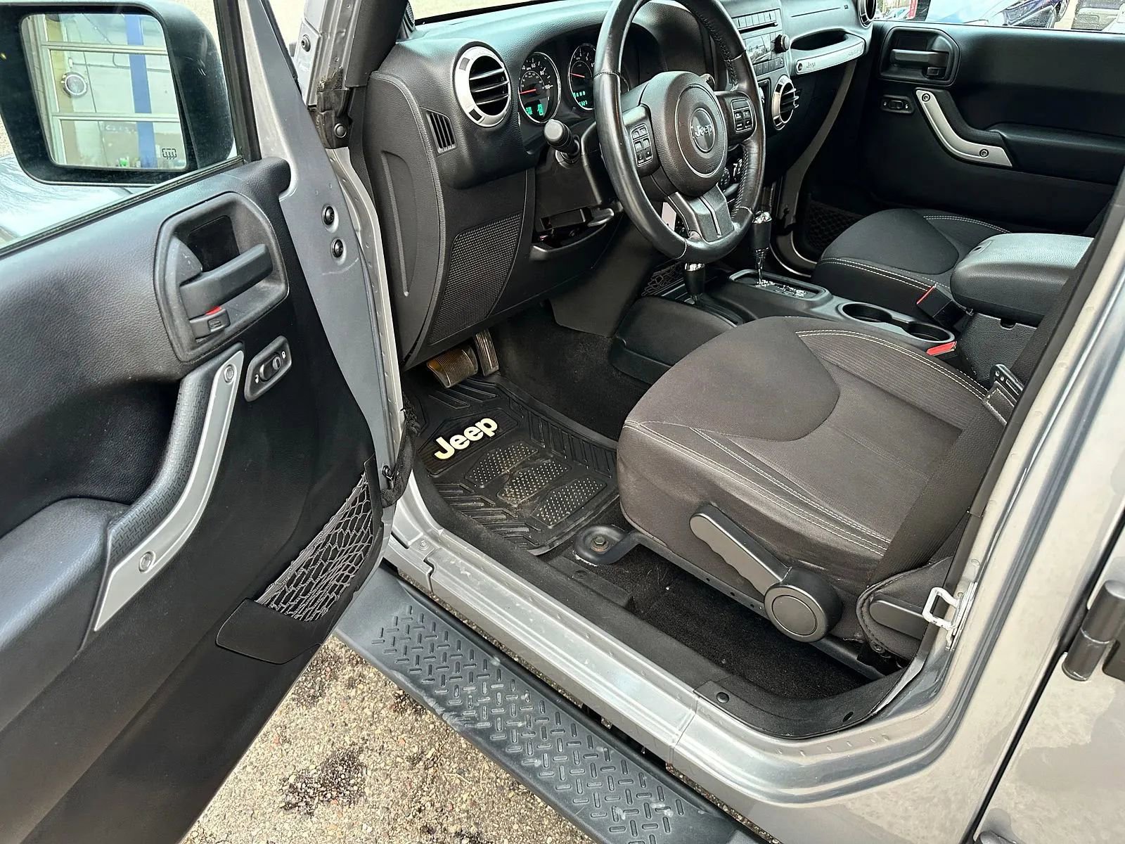 Used 2014 Jeep Wrangler Unlimited Sahara w/ Connectivity Group AWD/4WD image 9