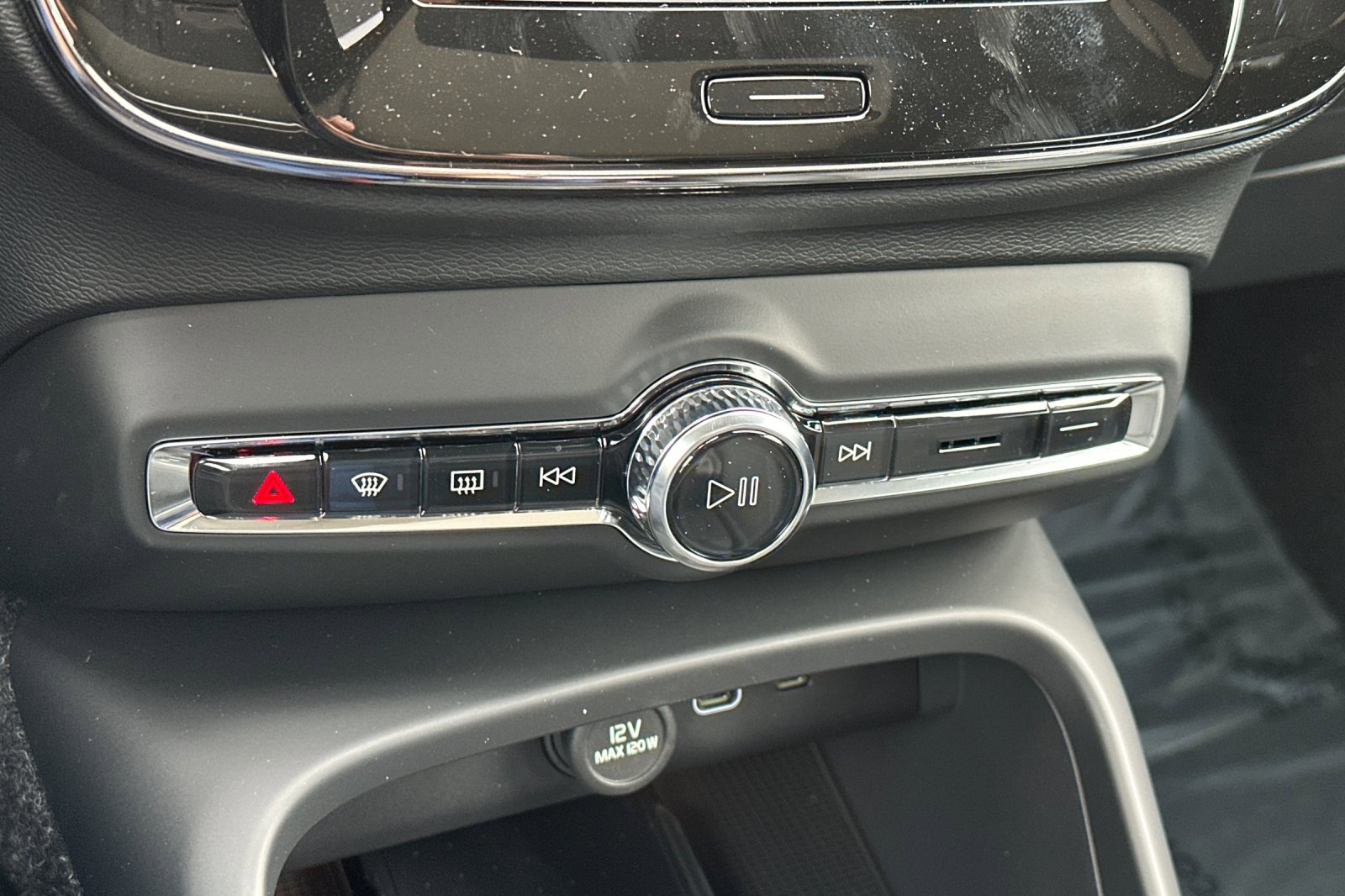 New 2025 Volvo XC40 B5 Core w/ Climate Package image 18