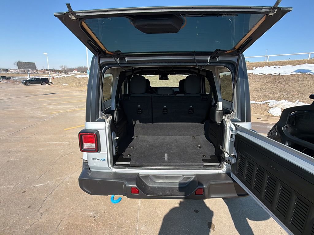 Used 2024 Jeep Wrangler Unlimited w/ Convenience Group AWD/4WD image 13