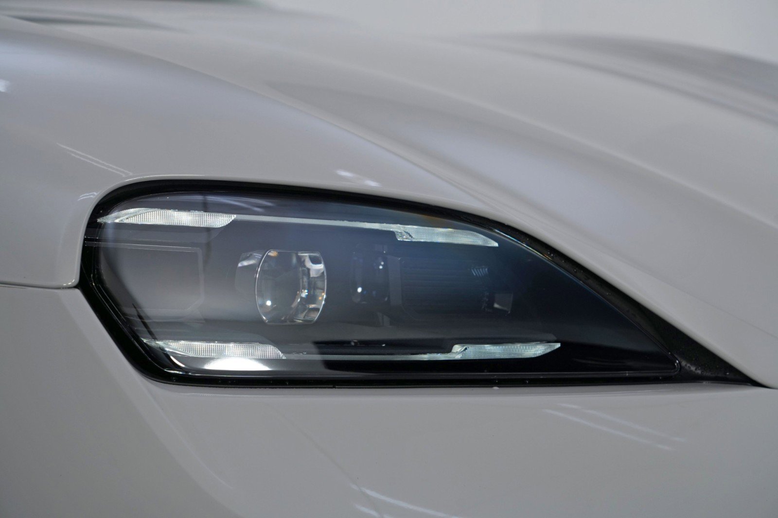 Used 2025 Porsche Taycan 4S w/ Premium Package image 61