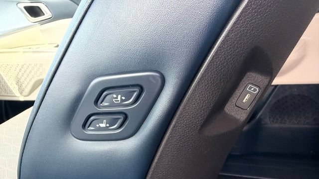 Used 2025 Kia Carnival EX FWD image 17