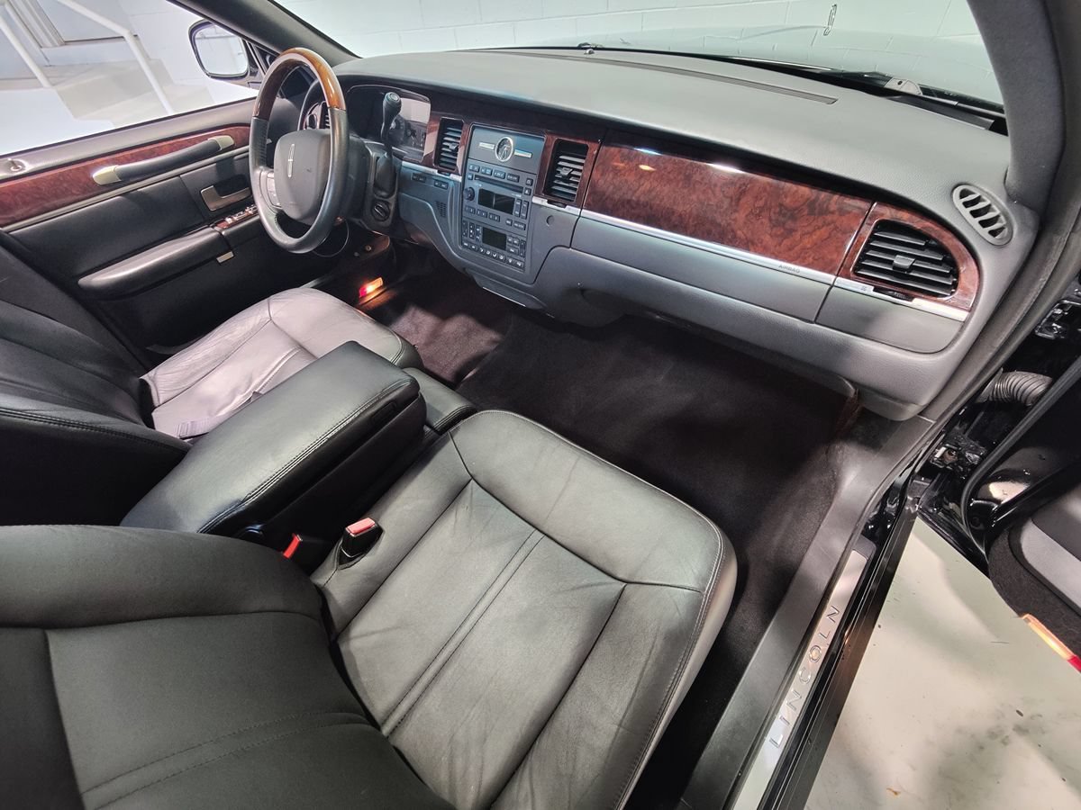 Used 2008 Lincoln Town Car Signature Limited RWD image 11