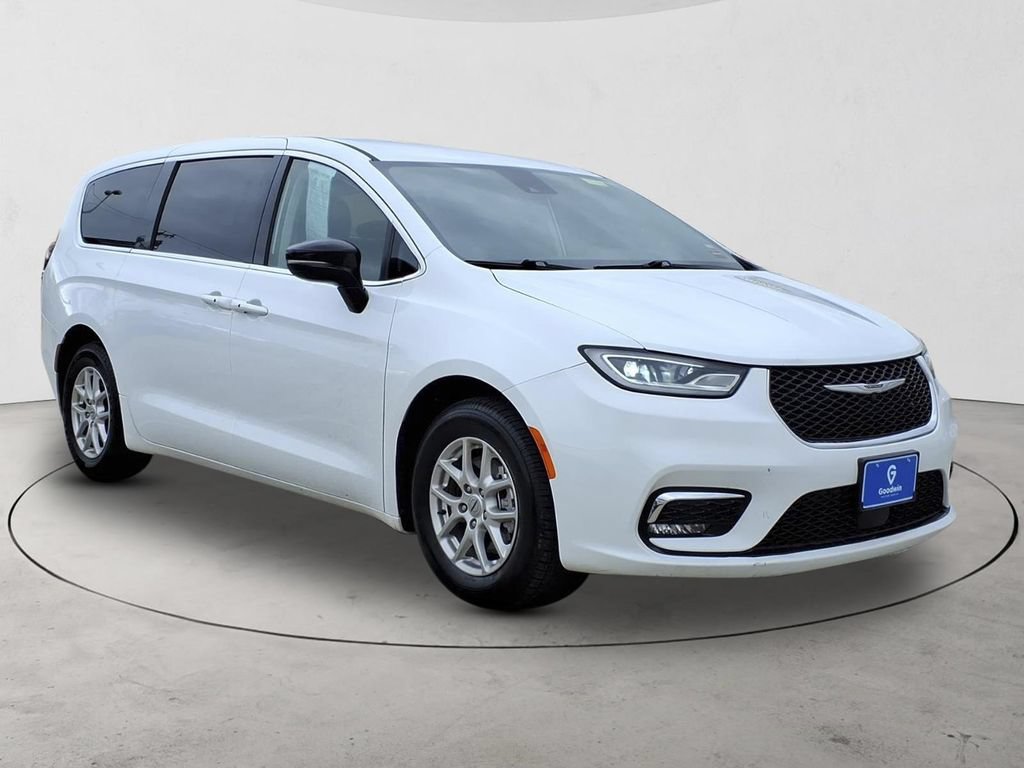 Used 2024 Chrysler Pacifica Touring-L FWD image 3