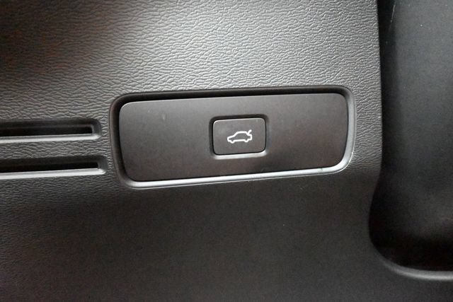 Used 2025 Volvo XC40 B5 Plus AWD/4WD image 27