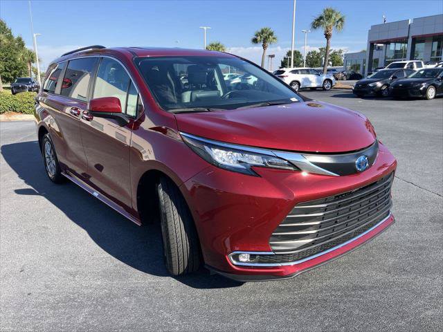 Certified 2023 Toyota Sienna XLE FWD image 7