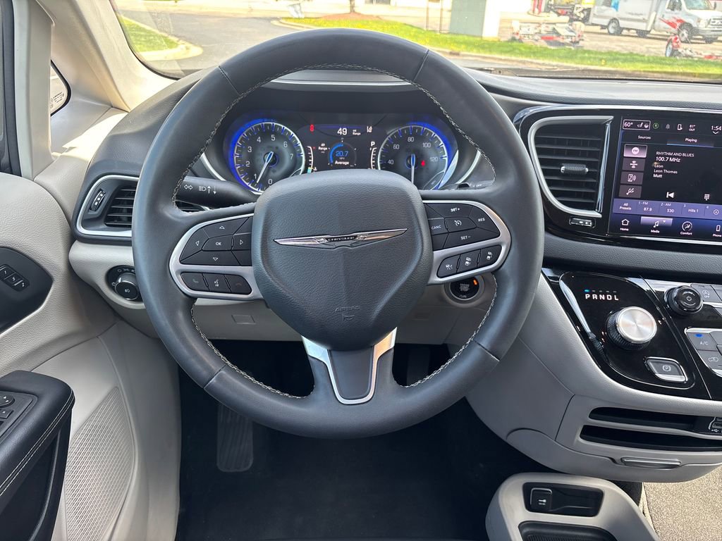 Used 2023 Chrysler Pacifica Touring-L image 15