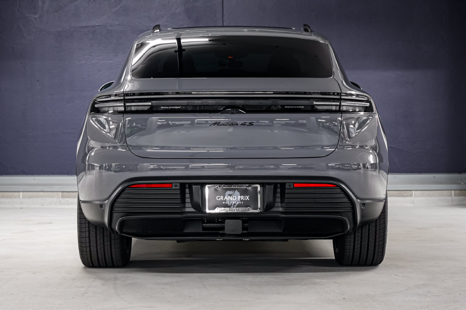 Used 2025 Porsche Macan 4S Electric AWD/4WD image 5