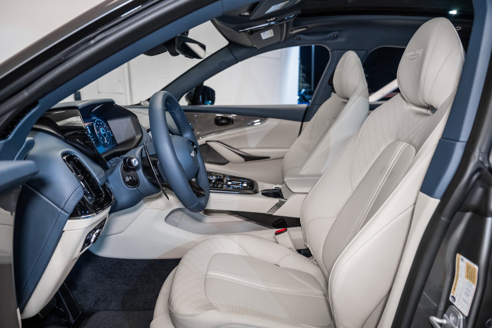 Used 2025 Aston Martin DBX 707 image 13