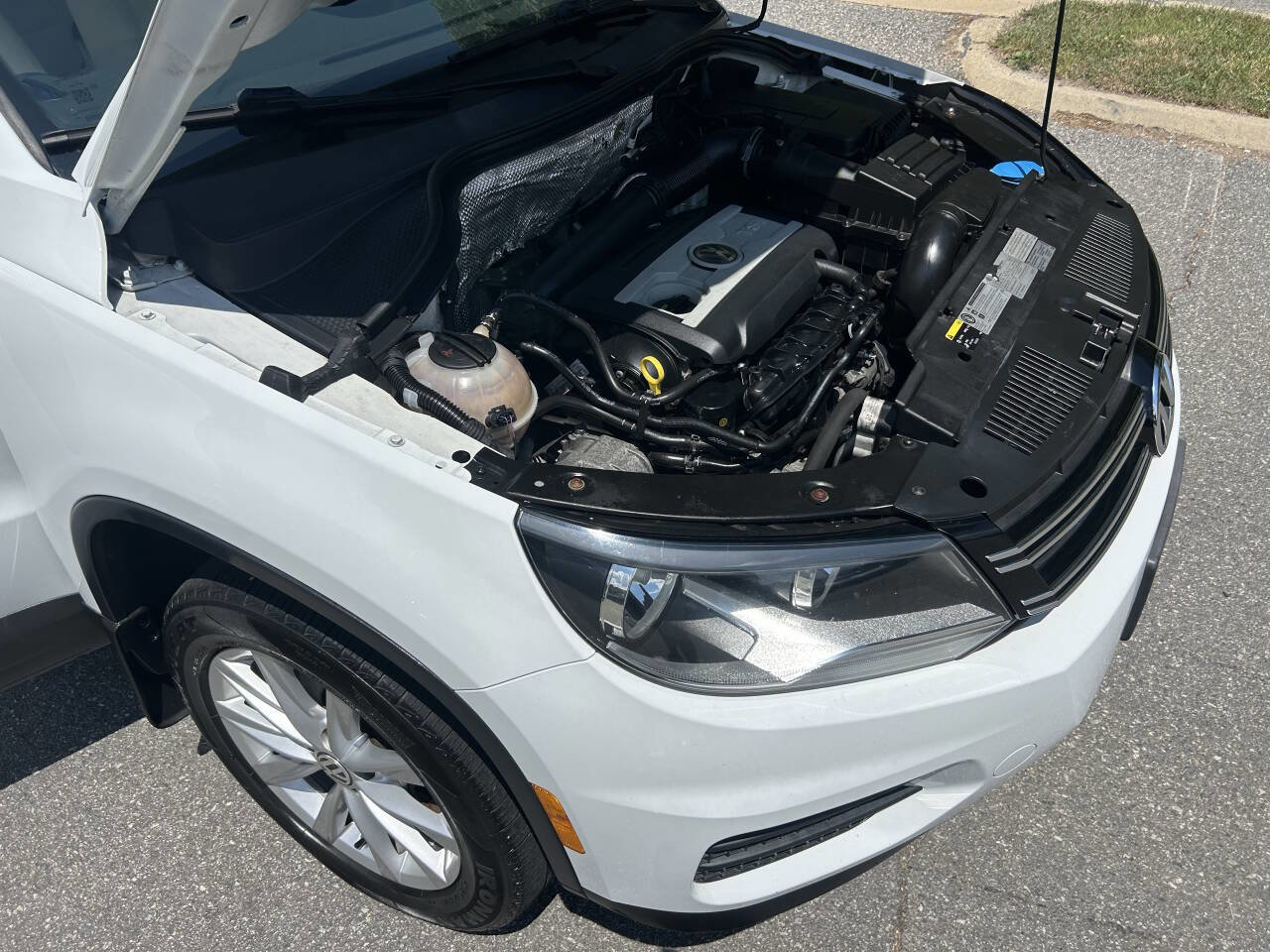 Used 2015 Volkswagen Tiguan SE image 18