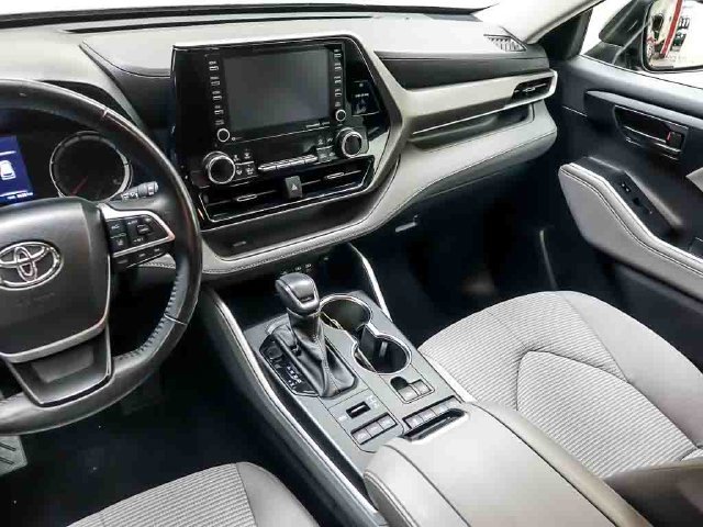 Used 2022 Toyota Highlander LE AWD/4WD image 14