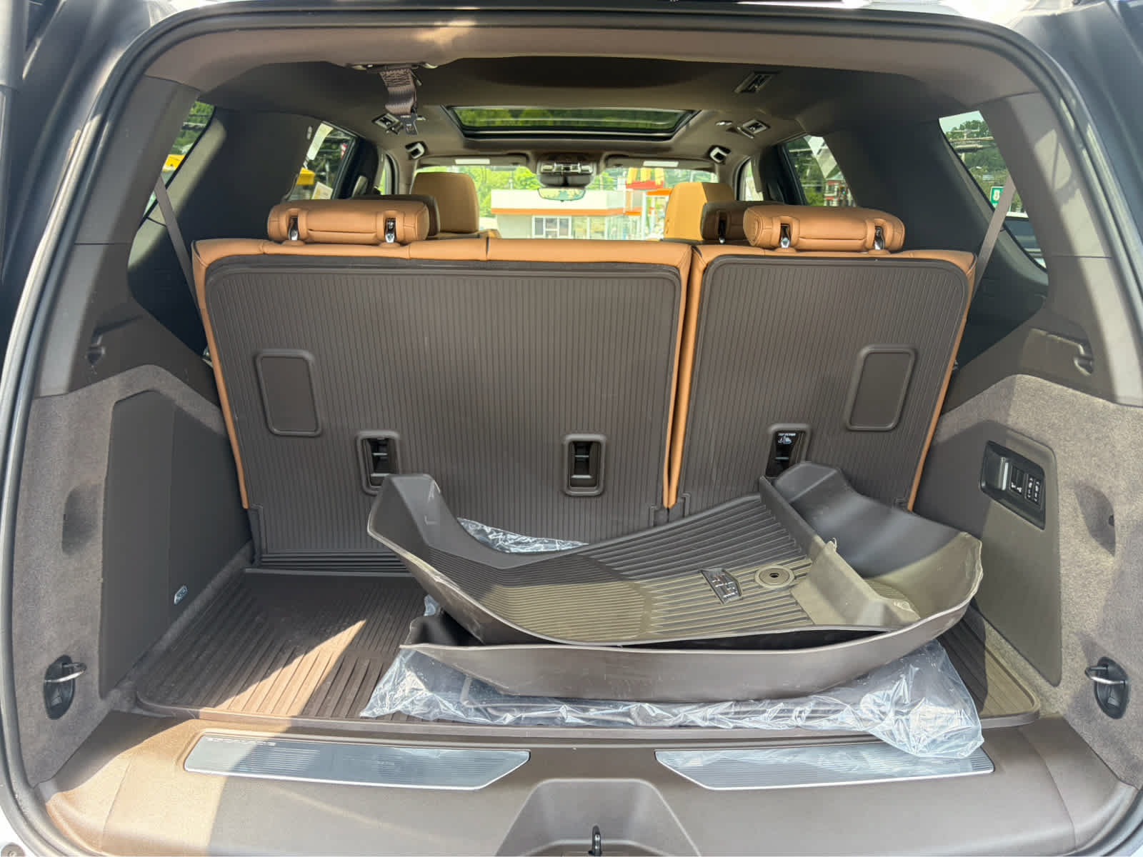 Used 2026 Cadillac Escalade Luxury w/ LPO, Floor Liner Package AWD/4WD image 38