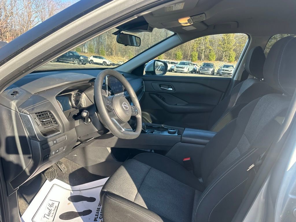 Used 2024 Nissan Rogue SV image 9