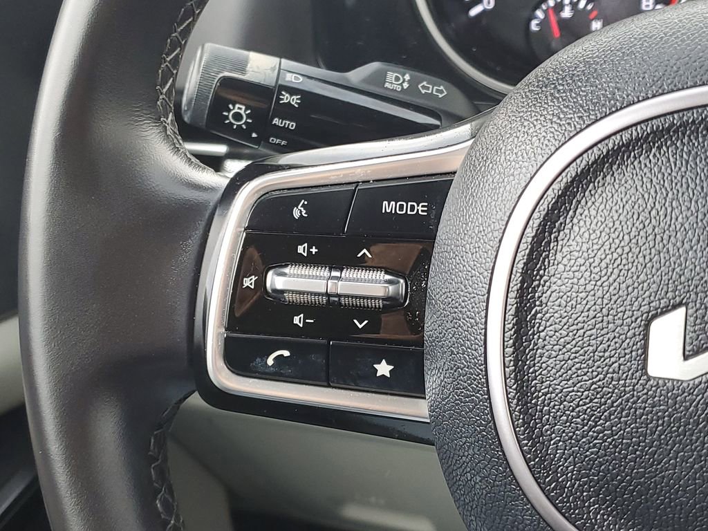Used 2024 Kia Carnival LX FWD image 14