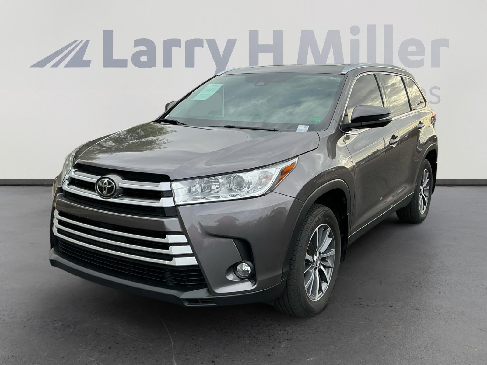 Certified 2019 Toyota Highlander XLE AWD/4WD image 1