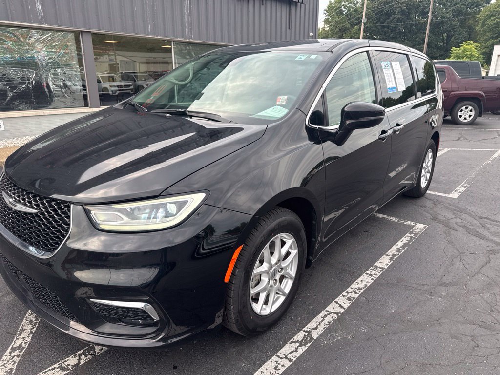 Used 2024 Chrysler Pacifica Touring-L FWD image 4