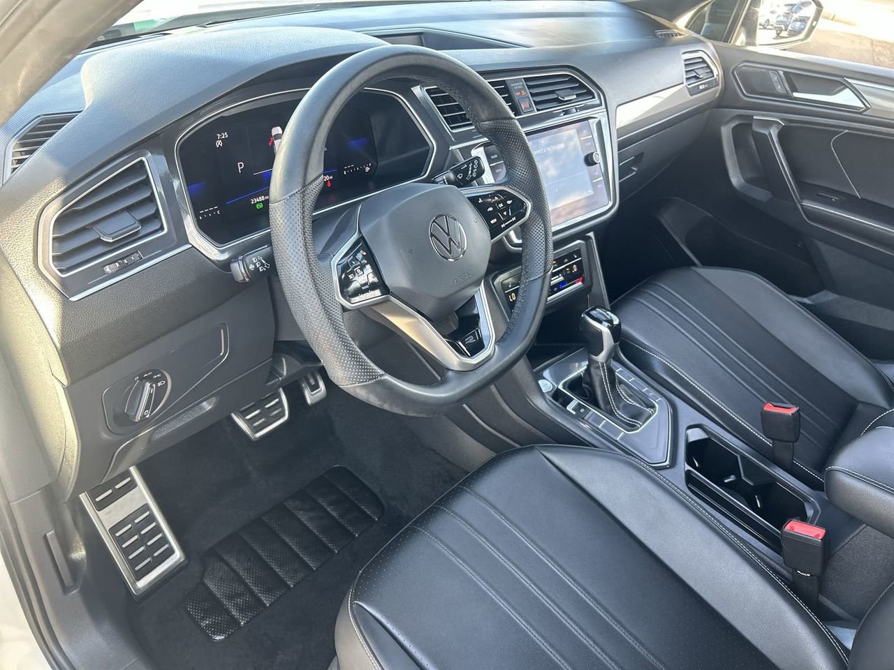 Certified 2024 Volkswagen Tiguan SE R-Line FWD image 15