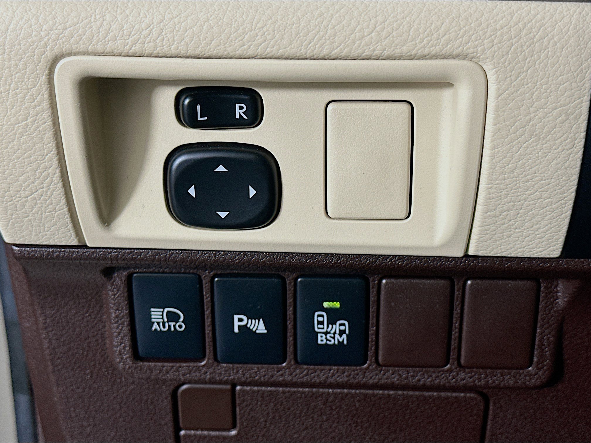 Used 2016 Lexus ES 350 w/ Luxury Package w/Wood Trim FWD image 17