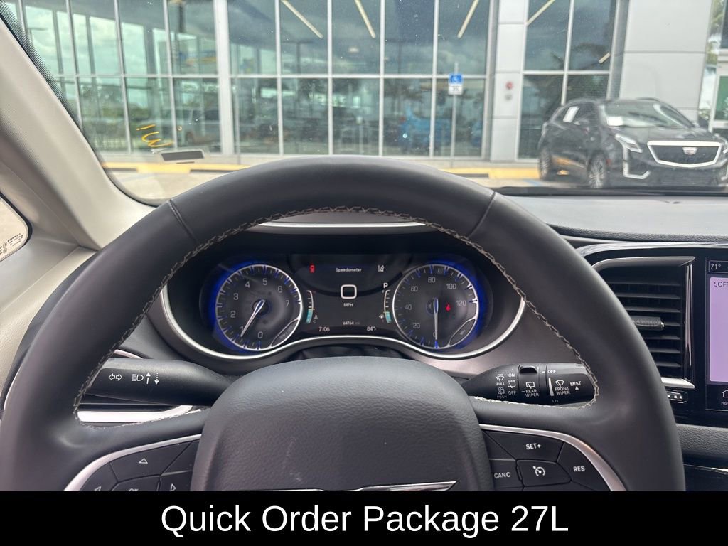 Used 2023 Chrysler Pacifica Touring-L FWD image 3