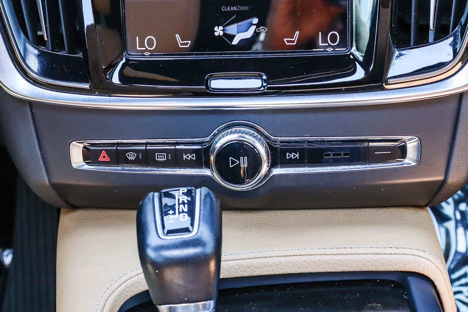 Used 2018 Volvo S90 T5 Momentum w/ Convenience Package FWD image 20