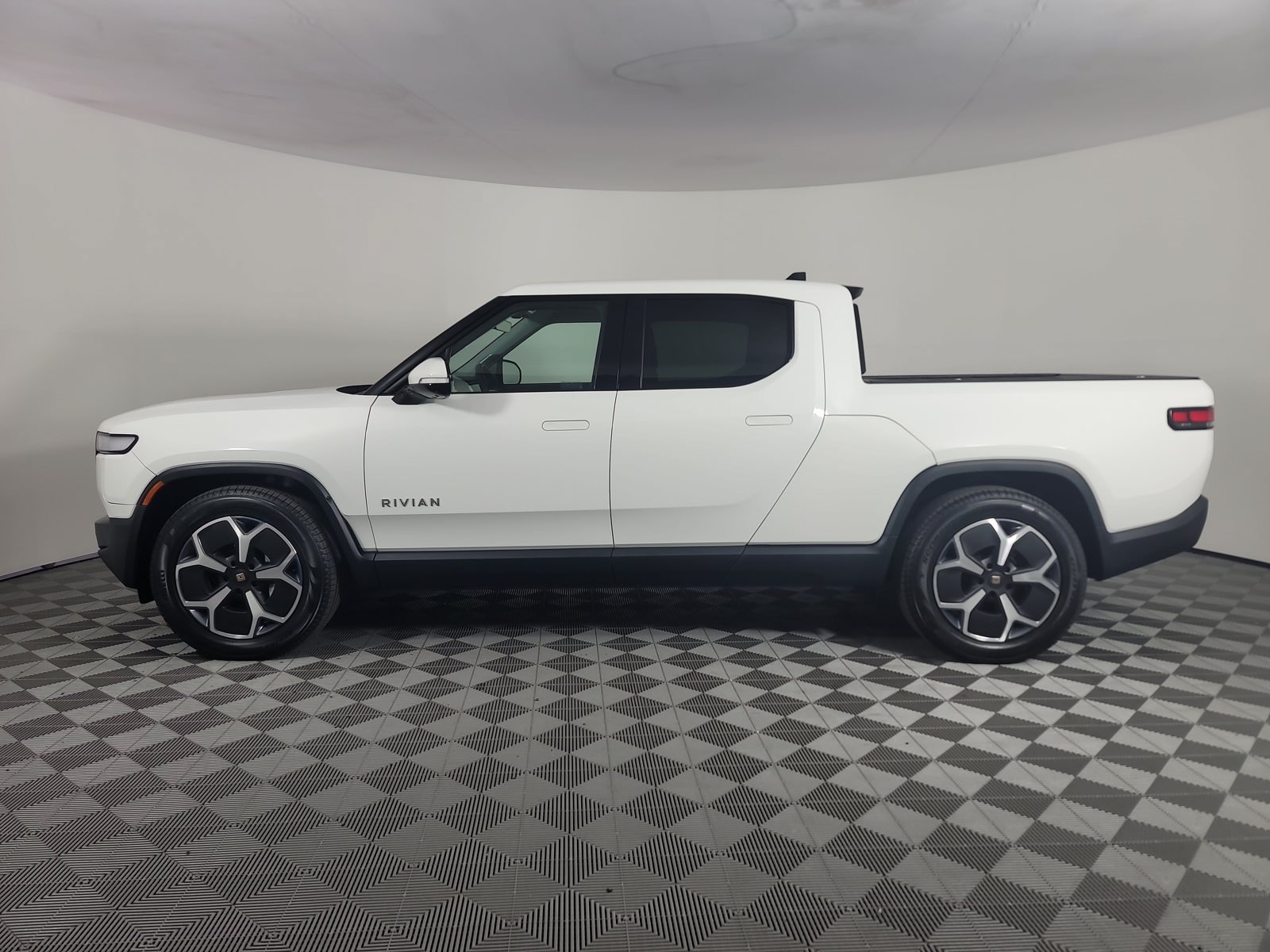 Used 2023 Rivian R1T Adventure Dual AWD/4WD image 2